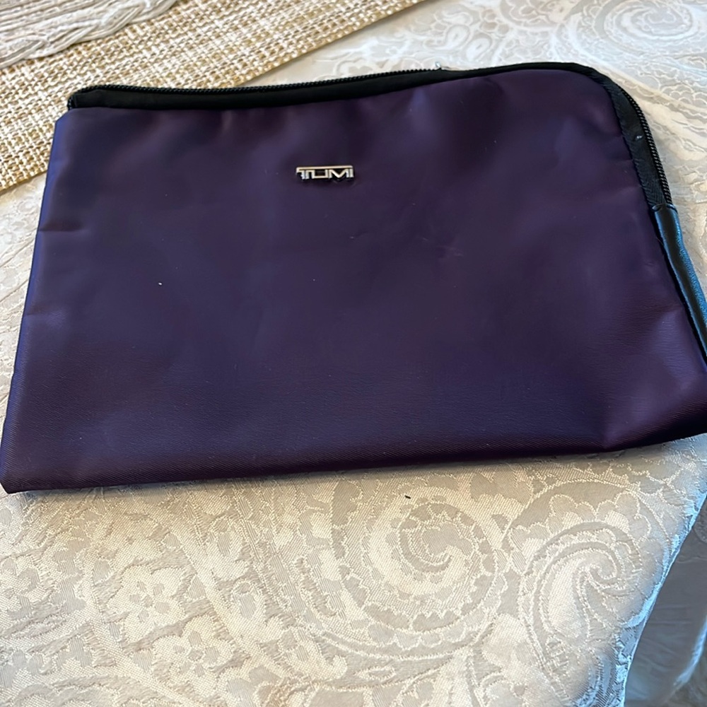 TUMI travel cosmetic bag in purple with zipper in EUC!